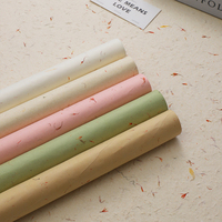 Papier d'emballage floral artisanal en fibre de coton kapok avec pétales intégrés, bord festonné, naturel et rustique, fournitures florales pour cadeaux