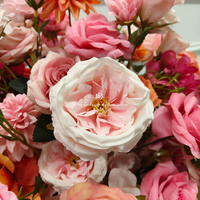 Fleurs de table multicolores, décoration de mariage d'hôtel, bouquet artificiel vibrant avec des roses, des dahlia roses, pêche et corail