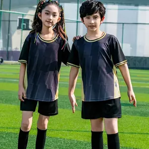Jogo de uniformes de futebol infantil preto para meninos, camisa de futebol personalizada de poliéster para crianças, kit de futebol de secagem rápida respirável