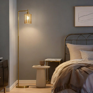 Lámpara de pie contemporánea de latón con altura ajustable, pantalla beige y fuente de luz LED para sala de estar y dormitorio - Product Image 1