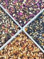 Hibiscus Rozen Gemengde Fruitthee Sample Losse Bladfruitthee met Mango Perzik Sinaasappel Dranken Blauwe Vlindererwtenbloem Kruidenthee