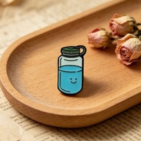 Broche émail en alliage de zinc motif bouteille d'eau souriante, écusson personnalisé dessin animé pour sac à dos, chapeau, vêtements, décoration