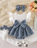 Ensemble d'été 3 pièces mignon à manches courtes pour bébés, avec manches volantées, imprimés floraux aléatoires, nœud à la taille et chaussettes