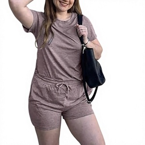 Ensembles pour femmes avec logo personnalisé, T-shirt court et short de sport décontractés, imprimé lettres tendance, vêtements d'intérieur doux, haute qualité, vente chaude - Product Image 1