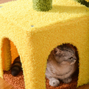 Arbre à chat en bois moderne, écologique et tendance avec maisonnette et jouets - Product Image 5