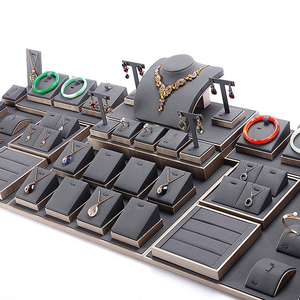 Set di espositori per gioielli con Display a catena in legno con anello in pelle PU con supporto personalizzato OEM per negozio - Product Image 1