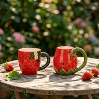 Tasse à café en céramique faite à la main Redeco, motif fraise en relief, tasse en poterie rouge avec anse feuille verte, cadeau mignon pour filles