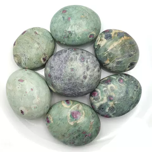 Piedra Ovalada de Zoisita Rubí Natural para la Palma de la Mano |   Cristal Curativo Pulido de Primera Calidad Ecológico |   Piedra de Equilibrio de Chakras para Meditación Reiki - Product Image 3