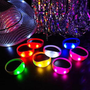 สายรัดข้อมือ LED แบบขายส่ง พร้อมเซ็นเซอร์ตรวจจับเสียงและการเคลื่อนไหว ทำจากซิลิโคน สั่งทำโลโก้ได้ สำหรับงานคอนเสิร์ต ปาร์ตี้ และอีเว้นท์ต่างๆ จำนวนมาก - Product Image 5