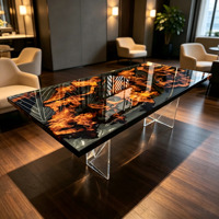 Table à manger de luxe en bois de teck ambré noir brillant avec résine époxy, pieds en acrylique transparent, table rivière pour villa et hôtel