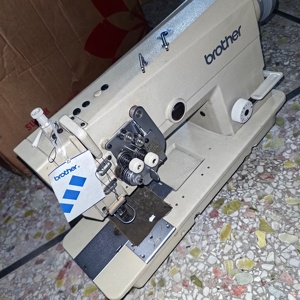 Máquina de Coser Automática de Doble Aguja de Alta Velocidad 845 de Segunda Mano para Pantalones Casuales de Mezclilla - Product Image 1