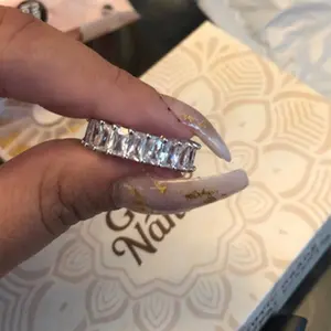 Weißes Kupfer mit rhodiniertem quadratischem Herz Bling Edelstein für Geschenk Luxus Silber Zirkon Hochzeit Ewigkeit Ring