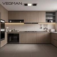 Meuble de cuisine haut de gamme sur mesure en placage de bois, dernier projet pour cuisine d'appartement, avec finitions en stratifié marbré et robinet à charnière
