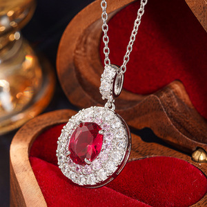 Collana con Ciondolo in Pietra Rossa per Donne, Elegante Gioiello Scintillante con Charm Incastonato, Ideale per Uso Quotidiano e Regalo - Product Image 4