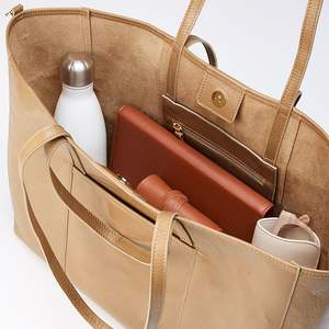 Bolso Tote <span class=keywords><strong>de</strong></span> Cuero Ligero Verde Oscuro con Logotipo Grabado en Relieve, Asa Doble y Forro <span class=keywords><strong>de</strong></span> Gamuza Suave - Product Image 4