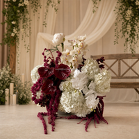 Bola Bunga Hydrangea Hijau Burgundy Ramah Lingkungan yang Elegan dengan Sentuhan Alami untuk Upacara Pernikahan di Gereja Dalam Ruangan dengan Pita Gantung