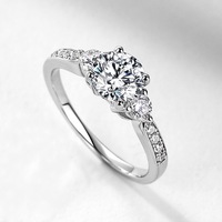 Anillo de Compromiso 2 en 1 de Plata de Ley S925 con Baño de Rodio, Moissanita Redonda Color D VVS1 con Piedras Laterales, Certificado GRA