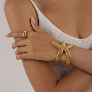 Bracelet ouvert en forme d'étoile de mer, en acier titane plaqué or 18 carats, motif martelé, inaltérable, bijou unisexe, cadeau, bracelet tendance - Product Image 2