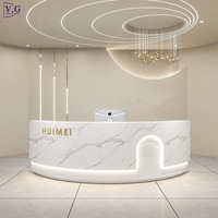 Bureau de réception demi-circulaire en marbre artificiel doré moderne et personnalisé pour usage hôtelier