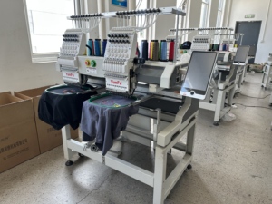 Máquina <span class=keywords><strong>de</strong></span> Bordar Industrial Plana <span class=keywords><strong>de</strong></span> 2 Cabezas y 9 Agujas, Eficiente para Talleres <span class=keywords><strong>de</strong></span> Confección y Imprentas Alemanas - Product Image 1