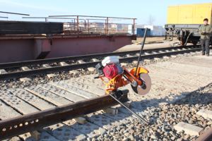 חלקי רכבת ציוד רכבת יעיל במיוחד מכונת מסור וחותך מסילות ניידת - Product Image 3