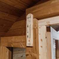 Robuste Outdoor-Gartensauna für 4 Personen Traditionelle Finnische Runde Sauna mit Asphaltschindeln