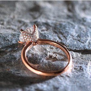 Anello Classico a Quattro Punte per Donne, Elegante Design Solitario, Accessorio Gioiello per Feste e Uso Quotidiano - Product Image 1