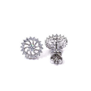 Pendientes de Botón de Moissanita con Diseño Floral Hueco, Clásicos, Elegantes y Lujosos, Chapados en Plata y Oro de Tianyu Gems. - Product Image 2