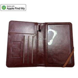Il Tracker di copertura del passaporto Premium con trova il mio stile minimalista classico tecnologico contiene le carte necessarie per i viaggi e l'uso quotidiano - Product Image 1