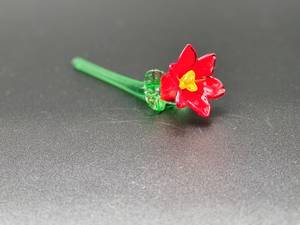 Lampe artisanale en verre soufflé à la main, fleur rouge avec tige verte, pièce d'art décorative - Product Image 1