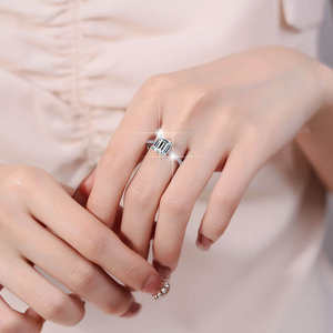 Anillos de Plata de Ley 925 con Incrustaciones Invisibles de Moissanita de Color Corte Princesa Unisex, Certificados por GRA, Chapados en Oro, Venta al por Mayor - Product Image 2