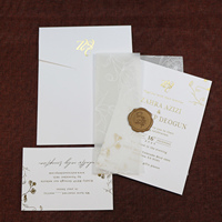 Juego de Sobres para Invitaciones de Boda de Lujo en Color Rosa Melocotón, con Sello de Cera Dorado con Diseño Floral de Peonía y Rosa, Impresión Personalizada en Formato L