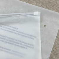 Sacs refermables en PE mat givré, impression offset pour l'emballage de vêtements, de chaussettes et de chaussures - Écologiques, jetables, personnalisables