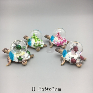 Souvenir Religioso Personalizzato OEM, Globo di Neve in Resina e Vetro 3D con Design di Cavalluccio Marino - Product Image 2