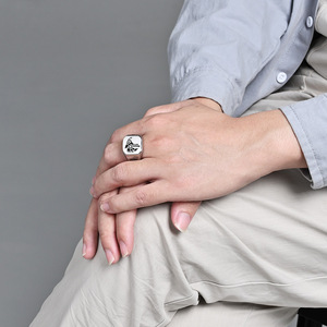 Anillo de acero de titanio con diseño de faraón egipcio Horus, dios del cielo, estilo vintage y desgastado para hombre - Joyería única y artística - Product Image 2