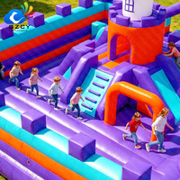 Aire de jeux gonflable sur le thème des champignons pour enfants avec toboggan et parcours d'obstacles pour location commerciale, parcs et événements