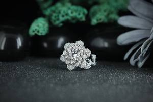 Anillo de Compromiso de Moissanita con Corte Brillante Redondo en Forma de Rosa, Anillo de Boda de Plata de Ley 925 para Mujer por Phoenix Enterprise - Product Image 2