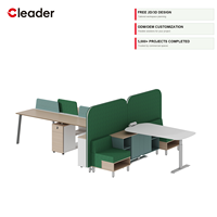 Poste de travail modulaire pour 4 personnes avec espace lounge intégré et écran de séparation acoustique haute performance