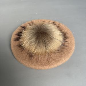 Design classique enfants béret chapeau avec <span class=keywords><strong>pompon</strong></span> en fourrure de raton laveur véritable hiver fille béret en laine multicolore avec <span class=keywords><strong>pompon</strong></span> en fourrure de renard - Product Image 3
