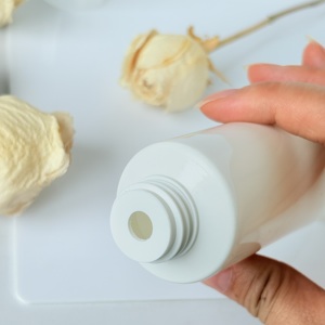 Aplicador de Masaje con Bola Rodante OEM Directo de Fábrica, Tubo Cosmético de Plástico Personalizado de 100 ml y 150 ml con Logotipo Serigrafiado - Product Image 3