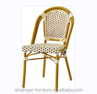 Vente en gros de chaises empilables pour fêtes et cérémonies de mariage chaises rustiques à dossier croisé en chêne courbé chaise à dossier croisé en bois avec siège en rotin