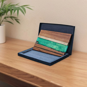 Tabla de servir de resina y madera con caja de exhibición premium – Bandeja decorativa hecha a mano para el hogar y regalos - Product Image 2