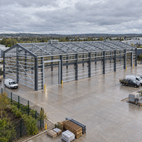 Bâtiment métallique préfabriqué pour entrepôt, atelier de fabrication, avec structure en acier EN S355 et panneaux PIR, prêt pour la grue