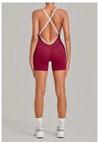 Combinaison de yoga ajustée QS3369 pour femme avec bretelles croisées au dos, sensation seconde peau, coussinets de poitrine intégrés et effet push-up fessier