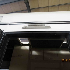 Remolque para Caballos HERUI, Modelo Triple-Horse Gooseneck, Certificado por el DOT, de Aluminio, con Compartimento para Equipo, Resistente a la Intemperie, para Transporte Equino Profesional - Product Image 2