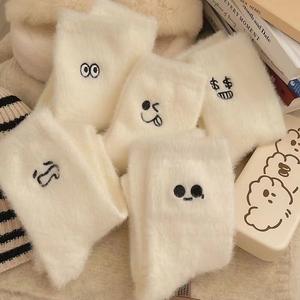 Chaussettes d'hiver thermiques heureuses conçues sur mesure pour les femmes respirant tricoté motif de dessin animé chaussettes sur mesure - Product Image 2