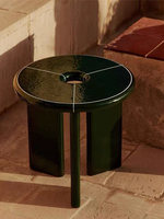Table basse en plastique de style nordique minimaliste moderne avec design ajouré, forme unique, style luxueux