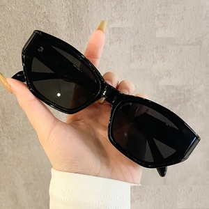 Lunettes de soleil vintage œil-de-chat à monture incurvée, petites montures, effet amincissant, style tendance et polyvalent, parfaites pour toutes les occasions - Product Image 3