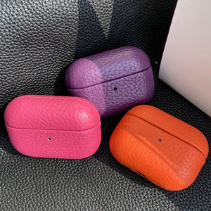 Funda de Cuero PU Premium Rosa y Negra, a Prueba de Golpes, con Carga Inalámbrica de Alta Calidad y Logotipo Personalizado para <span class=keywords><strong>Airpods</strong></span> 1, 2, 3, 4, <span class=keywords><strong>Pro</strong></span> y <span class=keywords><strong>Max</strong></span> - Product Image 4