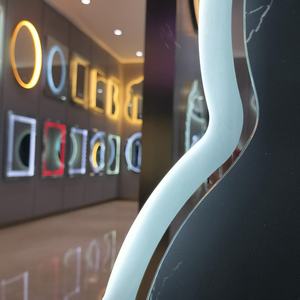 <span class=keywords><strong>Miroir</strong></span> <span class=keywords><strong>de</strong></span> <span class=keywords><strong>salle</strong></span> <span class=keywords><strong>de</strong></span> <span class=keywords><strong>bain</strong></span> LED intelligent anti-buée personnalisé en usine avec diode lumineuse température <span class=keywords><strong>Bluetooth</strong></span> pour la maison hôtel appartement - Product Image 3